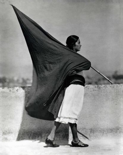 Una de las imágenes más célebres de Modotti, 'Mujer con bandera', en torno a 1928, en Ciudad de México. Es una fotografía de la etapa en la que orientó su arte al compromiso revolucionario.