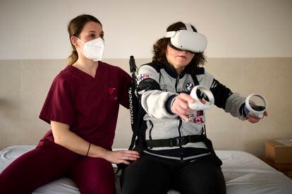 Patient Estíbaliz Zabalza performs an exercise with an exoskeleton and virtual reality goggles.
