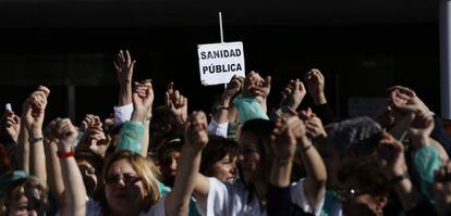Concentración de trabajadores del hospital 12 de Octubre de Madrid por la defensa de la sanidad pública.
