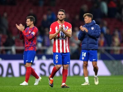 Koke, en el centro, Azplicueta (i) y Marcos Llorente, aplauden a la afición del Atlético al término del partido con el Barcelona (0-3) disputado el pasado domingo en el Metropolitano.