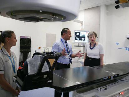 La primera ministra británica, Theresa May, en un centro de radioterapia de Cambridge el pasado abril. 