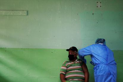 Un hombre recibe la segunda dosis de la vacuna Pfizer contra la covid-19, en la escuela república de Colombia, en San Miguelito, Panamá, el 5 de abril.