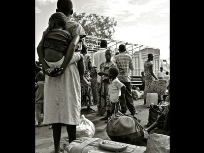 Refugiados tras un largo viaje desde Sudán del Sur.