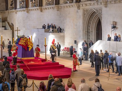 Joe y Jill Biden, arriba a la derecha, presentan sus respetos ante el féretro de Isabel II, este domingo en Londres.
