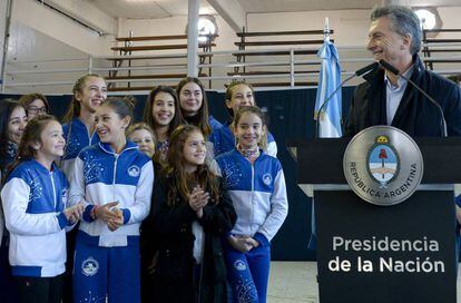 Macri, junto a socios del club Juventud Unida Llavallol.