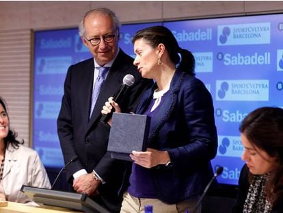 Sara Puig recibiendo un premio durante su etapa como presidenta de la Fundación Godia.