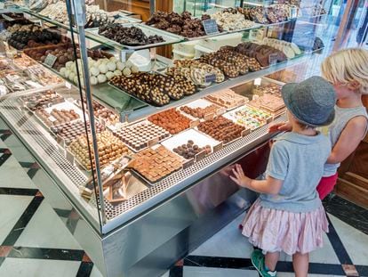 Dos niños miran los dulces de una pastelería, en Barcelona.