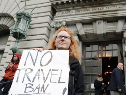 Protesta contra el veto a la inmigración delante del tribunal de apelación de San Francisco.