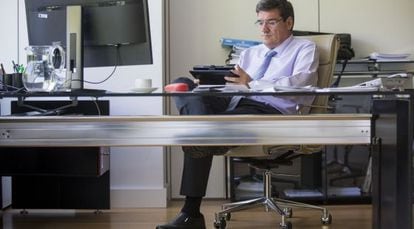 El presidente de la Airef, Jos&eacute; Luis Escriv&aacute;, en su despacho.