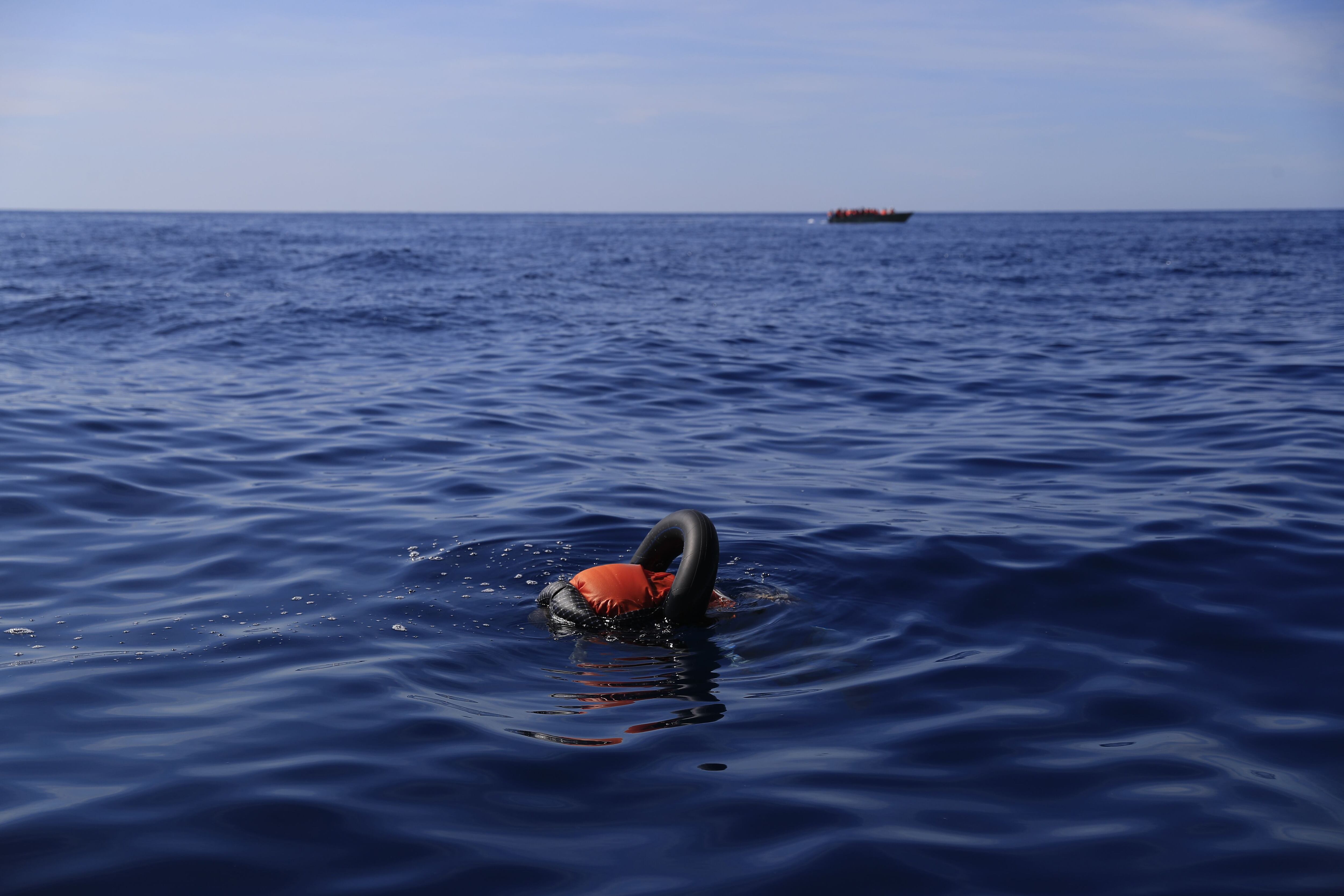 El cuerpo sin vida de un hombre flota en aguas maltesas, en el Mediterráneo central, el jueves 27 de abril de 2023. Alrededor de 300 personas han muerto o desaparecido en esta ruta migratoria en los 10 días anteriores, según la Organización Internacional de las Migraciones (OIM).