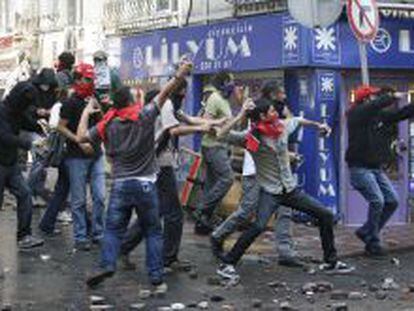 Manifestantes lanzando piedras a la Polic&iacute;a en el centro de Estambul