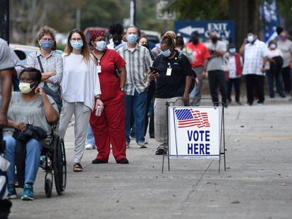 Decenas de personas esperan en fila para votar anticipadamente en las presidenciales, en Augusta, Georgia, el pasado 12 de octubre.
