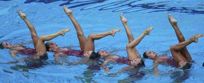 Las componentes del equipo español de natación sincronizada durante la prueba de rutina libre combinada, con la que han logrado la cuarta medalla de plata para España en el Campeonato de Europa de Natación que se celebra en Budapest (Hungría).