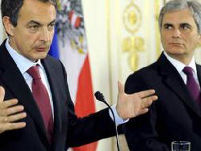 El presidente del Gobierno español, José Luis Rodríguez Zapatero (i), y el canciller federal austríaco, el socialista Werner Faymann, ofrecen una rueda de prensa tras su reunión en la cancillería de Viena (Austria).