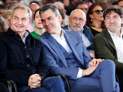 El expresidente José Luis Rodríguez Zapatero, junto al presidente del Gobierno, Pedro Sánchez, el sábado, durante un homenaje del PSOE en Bilbao, al cumplirse 20 años de la formación del primer Gobierno de Zapatero.