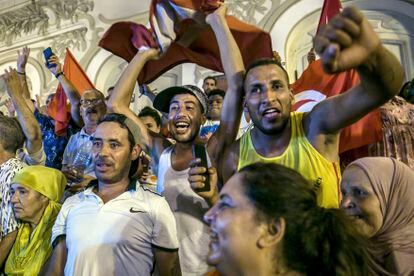 Ciudadanos celebran en Túnez en la noche del lunes que el nuevo texto constitucional impulsado por el Presidente ha salido adelante