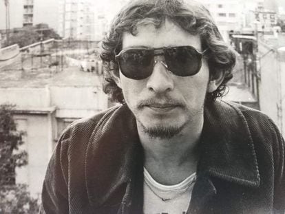 El músico Rodrigo González, 'Rockdrigo', en la azotea del edificio donde vivía en la colonia Juárez, en Ciudad de México, 1985.