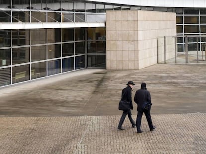 Dos hombres pasan cerca del edificio Berlaymont de la Comisión Europea, en Bruselas (Bélgica).