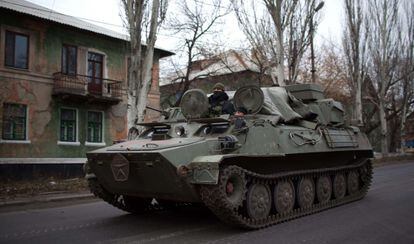Un tanque circula este mi&eacute;rcoles por las calles de Torez, en el este de Donetsk. 
