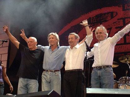 Gilmour, Waters, Mason y Wright saludan en el Live 8, en 2005.