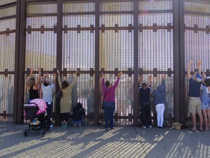 Los ciudadanos tratan de comunicarse, desde EE UU, con sus familiares en M&eacute;xico.