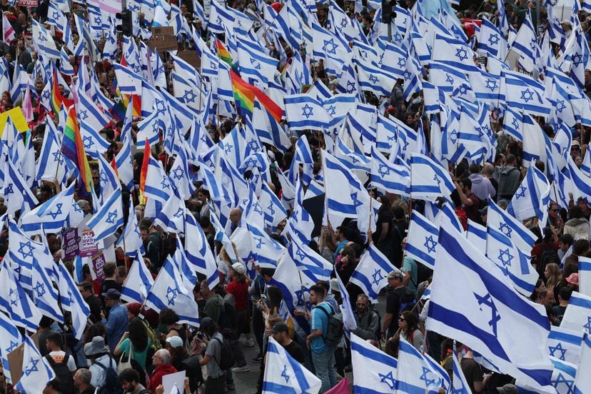 Manifestantes con las banderas de Israel y del orgullo gay, frente al Knesset (Parlamento israelí). 