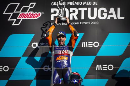 Miguel Oliveira, del KTM Tech 3, celebra su victoria en Portimao.