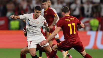 Erik Lamela controla el balón ante Andrea Belotti durante la final de la Europa League.