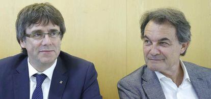 El presidente de CDC, Artur Mas (d), junto al president de la Generalitat, Carles Puigemont (i) durante la reuni&oacute;n que mantuvo el comit&eacute; ejeutivo de la formaci&oacute;n para valorar los resultados de las elecciones generales. 