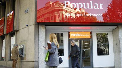 Una sucursal del Popular, poco después de su compra por Banco Santander.