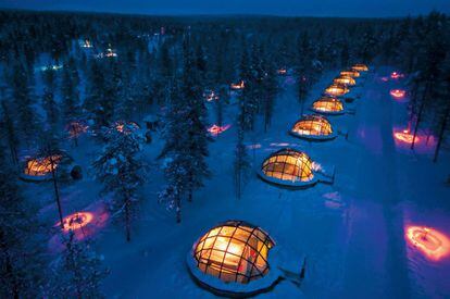En los iglús de cristal (para dos o cuatro personas) del Kakslauttanen Artic Resort, en Saariselkä, al norte de Finlandia, uno puede esperar que aparezca una aurora boreal acostado en la cama. El complejo también cuenta con cabañas de madera con sauna privada. Para estar calentitos mientras fuera todo está helado.