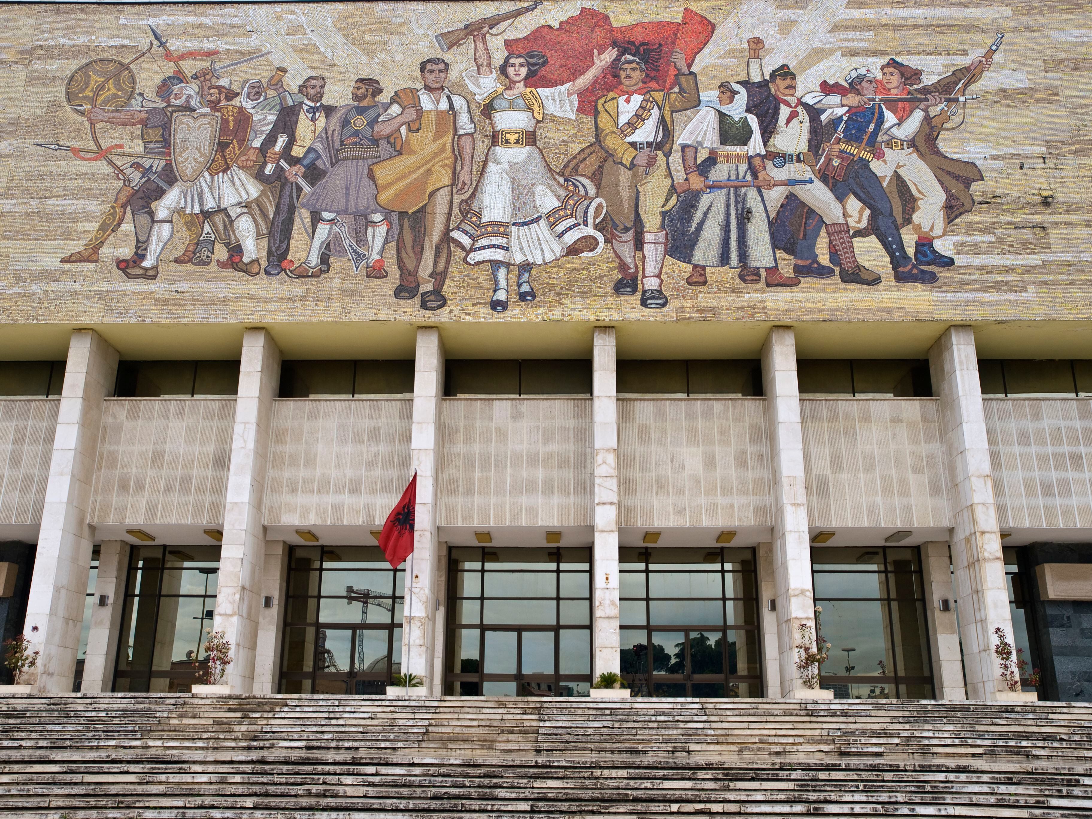 Mural en el Museo Nacional de Historia de Tirana (Albania).