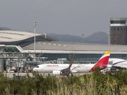 Un avión en el aeropuerto de Barcelona El Prat.