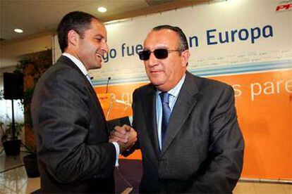 Francisco Camps (izquierda) saluda a Carlos Fabra en mayo de 2004, tras un acto de las elecciones europeas.