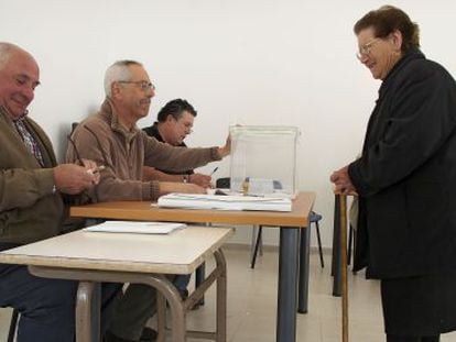 Votantes en un colegio electoral de Lugo