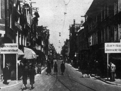 Una calle de Ámsterdam reservada solo para judíos, durante la II Guerra Mundial, en torno a 1945.