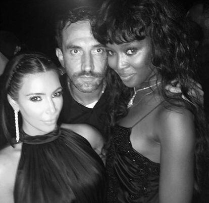 Kim Kardashian, Riccardo Tisci y Naomi Campbell.