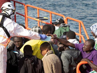 Inmigrantes rescatados por la Guardamar Polimnia a su llegada al puerto de Arguineguín el pasado 26 de diciembre.