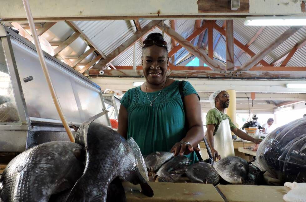 Vernall Nichols, presidenta de los trabajadores del mar barbadenses y caribeños, en el mercado de pescado de Bridgetown (Barbados).