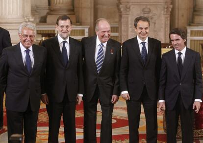 Fotografía de archivo tomada el 16 de enero de 2012, del Rey Juan Carlos, acompañado de los expresidentes del Gobierno Felipe González (i), José Luis Rodríguez Zapatero (2d) y José María Aznar (d), y el presidente del Gobierno, Mariano Rajoy (2i).