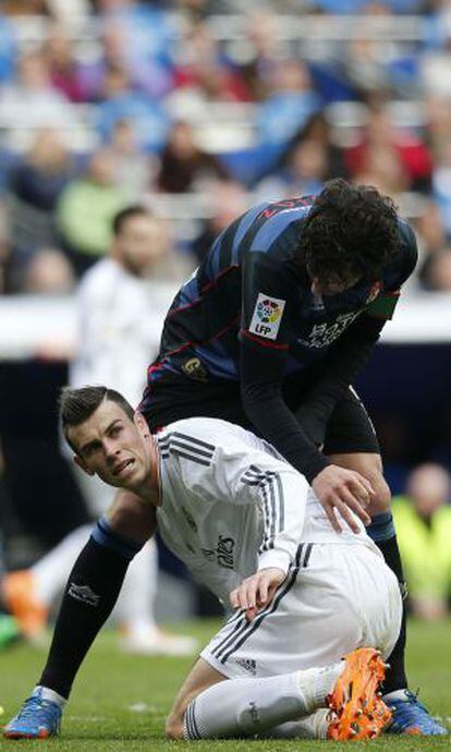 Bale, en el suelo, entre Iturra y Mainz en el úlimo partido de Liga.
