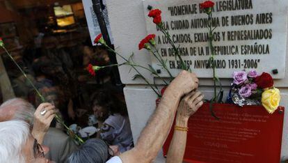 La delegación española acudió a poner flores en la placa homenaje a los brigadistas argentinos que lucharon en la Guerra Civil española.