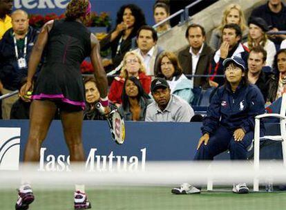 Serena Williams protesta a la juez de línea en la acción por la que fue descalificada.