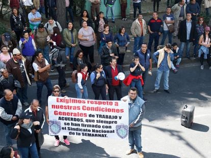 Trabajadores de Semarnat protestan afuera de las instalaciones de la dependencia por los recortes y despidos, en febrero del año pasado.