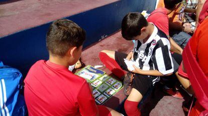 Niños intercambiando cromos del San Bartolomé C. F. de Lanzarote.