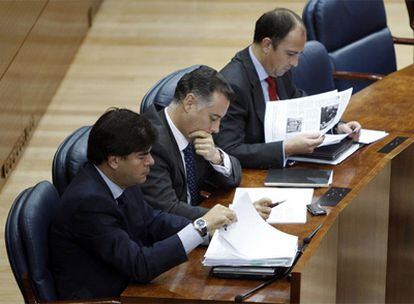 Los tres diputados expulsados del Grupo Popular, Alfonso Bosch, Alberto López Viejo y Benjamín Martín Vasco, en sus nuevos escaños en la Asamblea de Madrid.