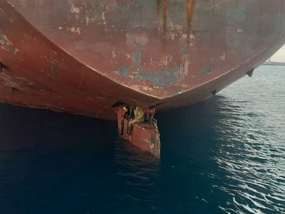 Los tres polizones que llegaron a Las Palmas de Gran Canaria en el timón de un petrolero procedente de Lagos (Nigeria), en una imagen de Salvamento Marítimo.