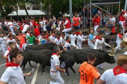 Los toros de la ganadería de Jandilla  protagonizan el penúltimo encierro de los Sanfermines por las calles de Pamplona.