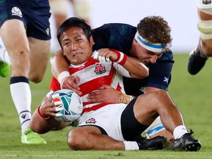 El japonés Yutaka Nagare (i) y el escocés Jamie Ritchie, en una acción del partido.