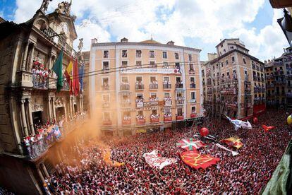 Miles de personas celebran el comienzo de las fiestas de San Fermín 2018.